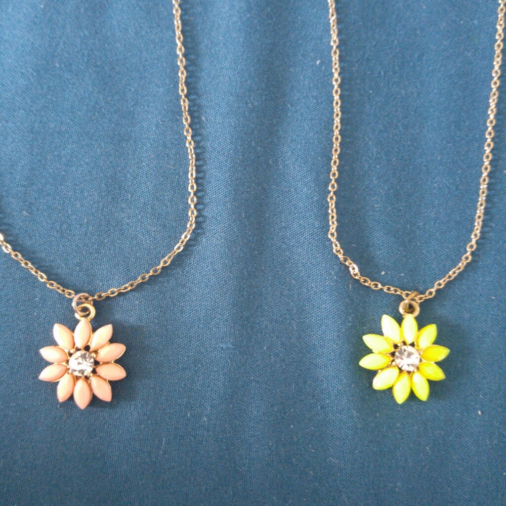 FREE w/ $25 Purchase; Golden Chain Flower Necklace